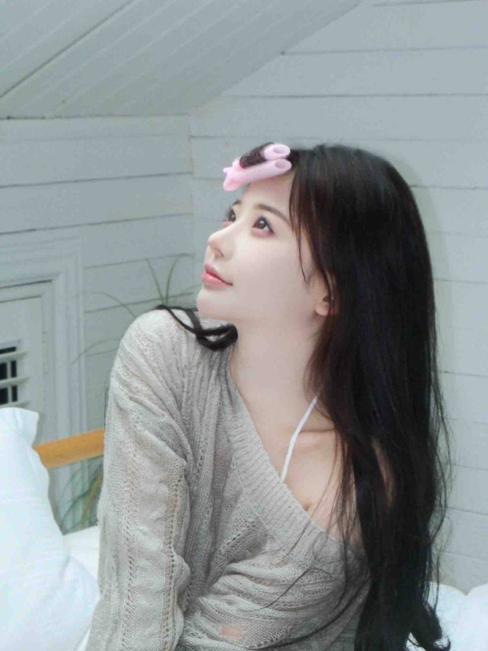 纯天然精致美女白倩倩