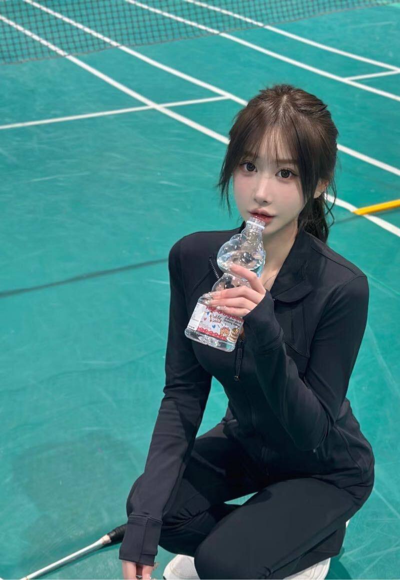 苗条靓女妮若