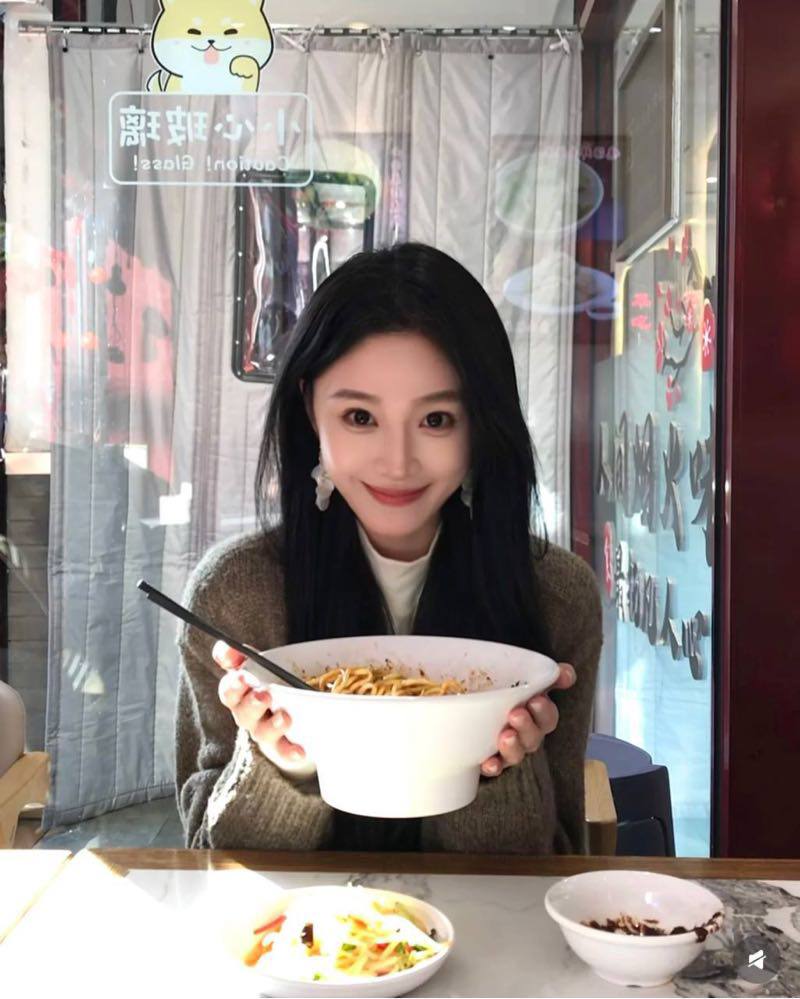 大眼娃娃脸美女Zeyra