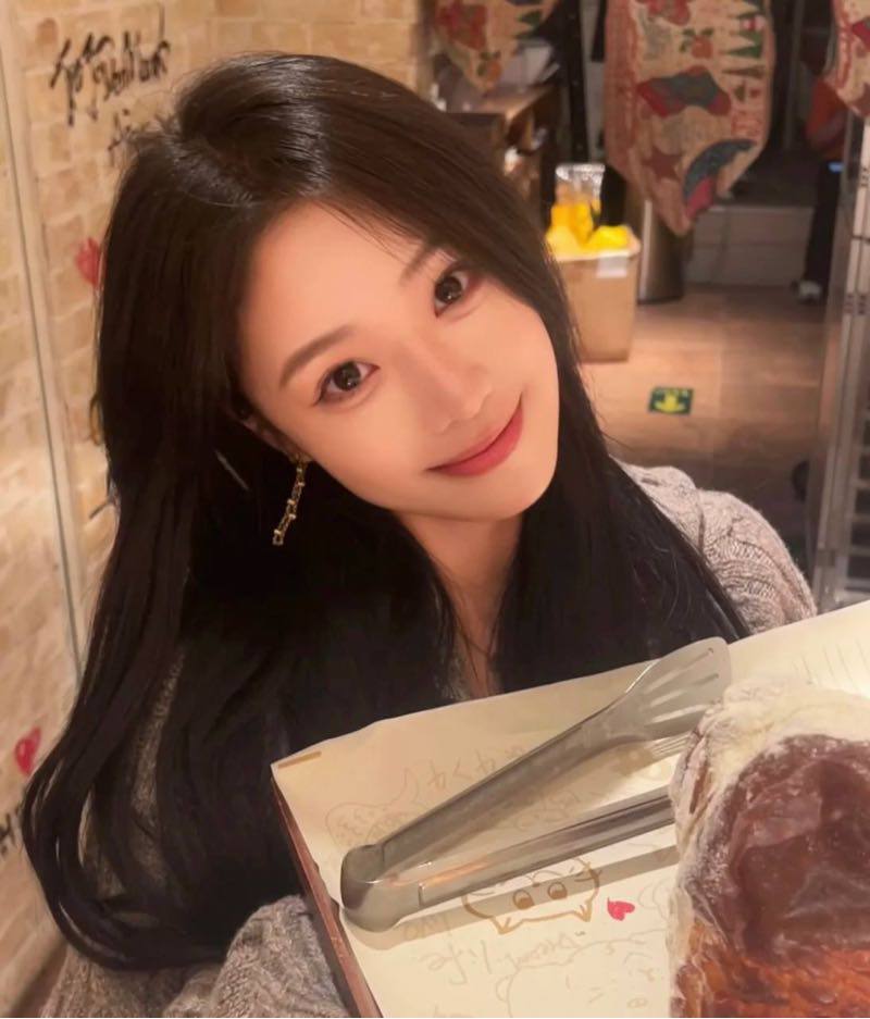 大眼娃娃脸美女Zeyra