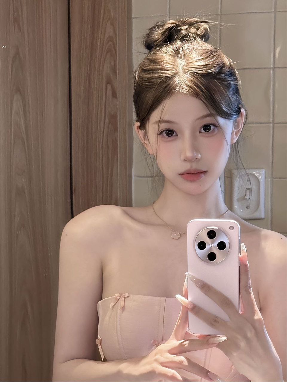 精致妆容小姐姐婉竹