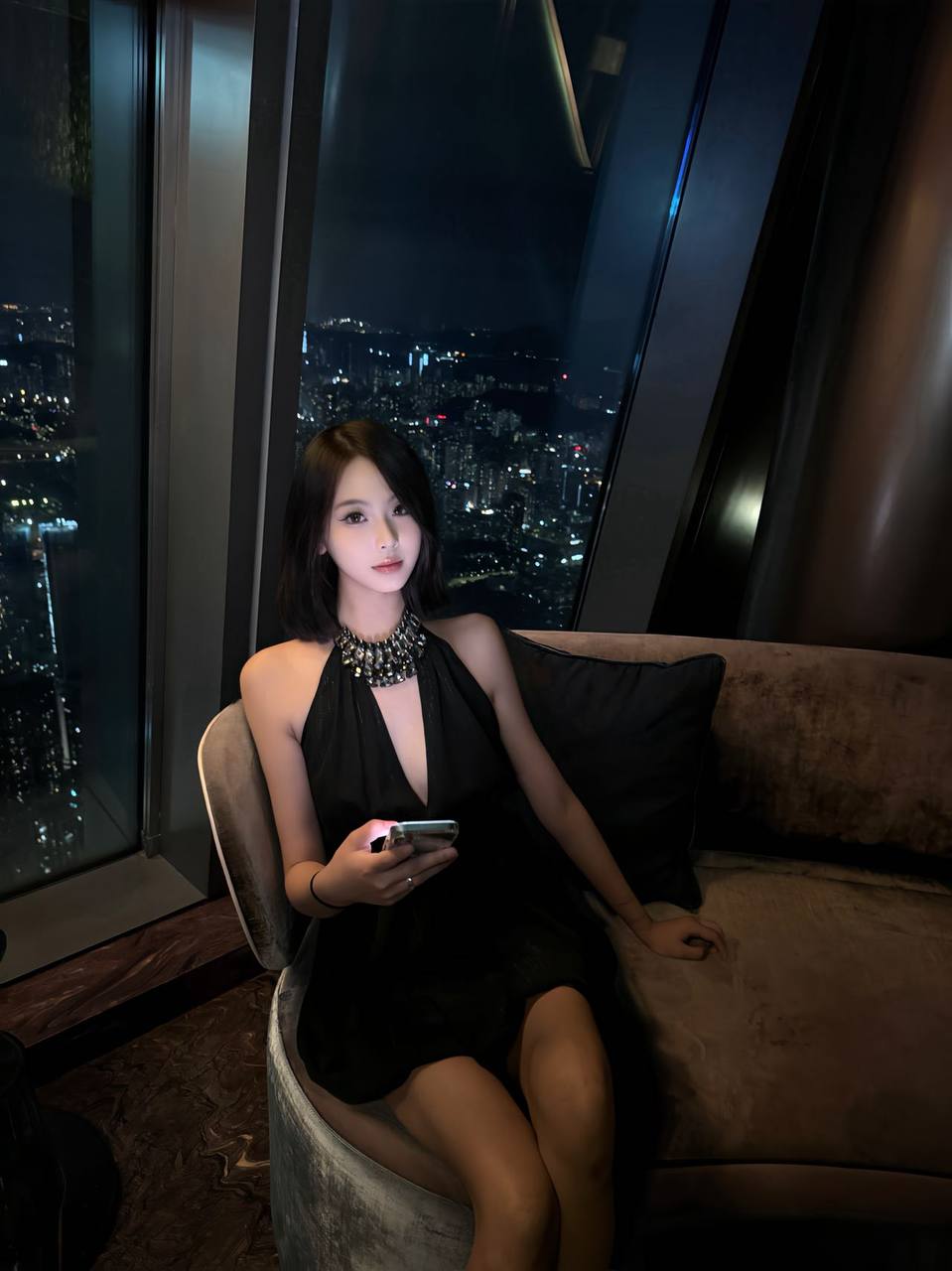 高冷短发女生亦清