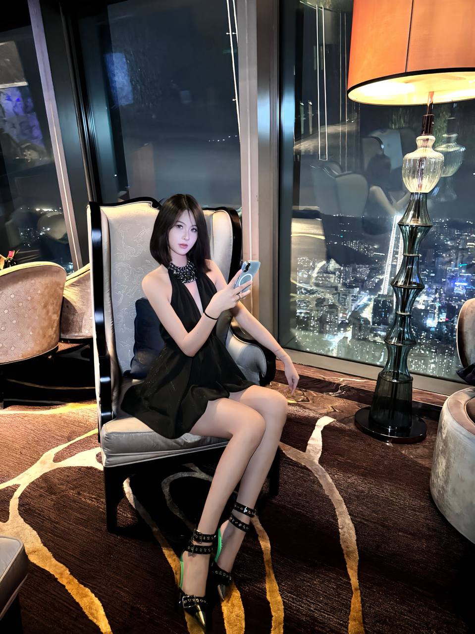 高冷短发女生亦清