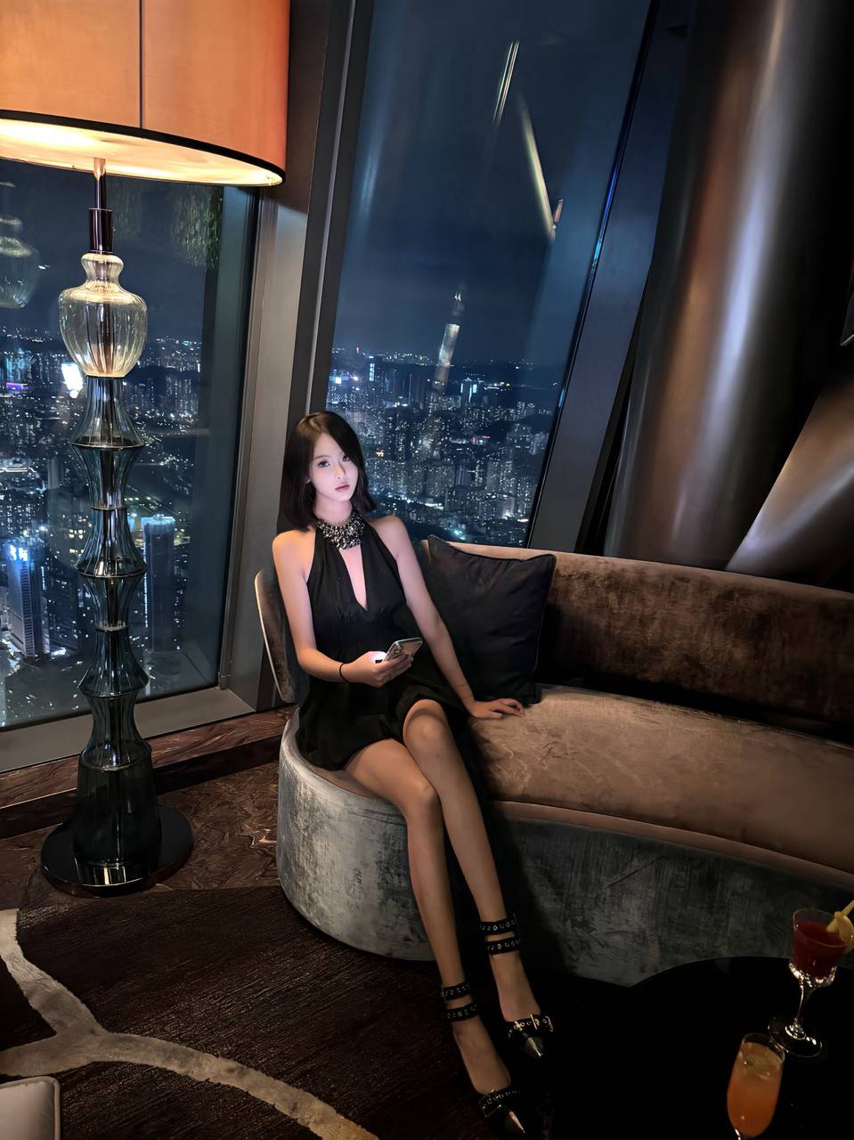 高冷短发女生亦清