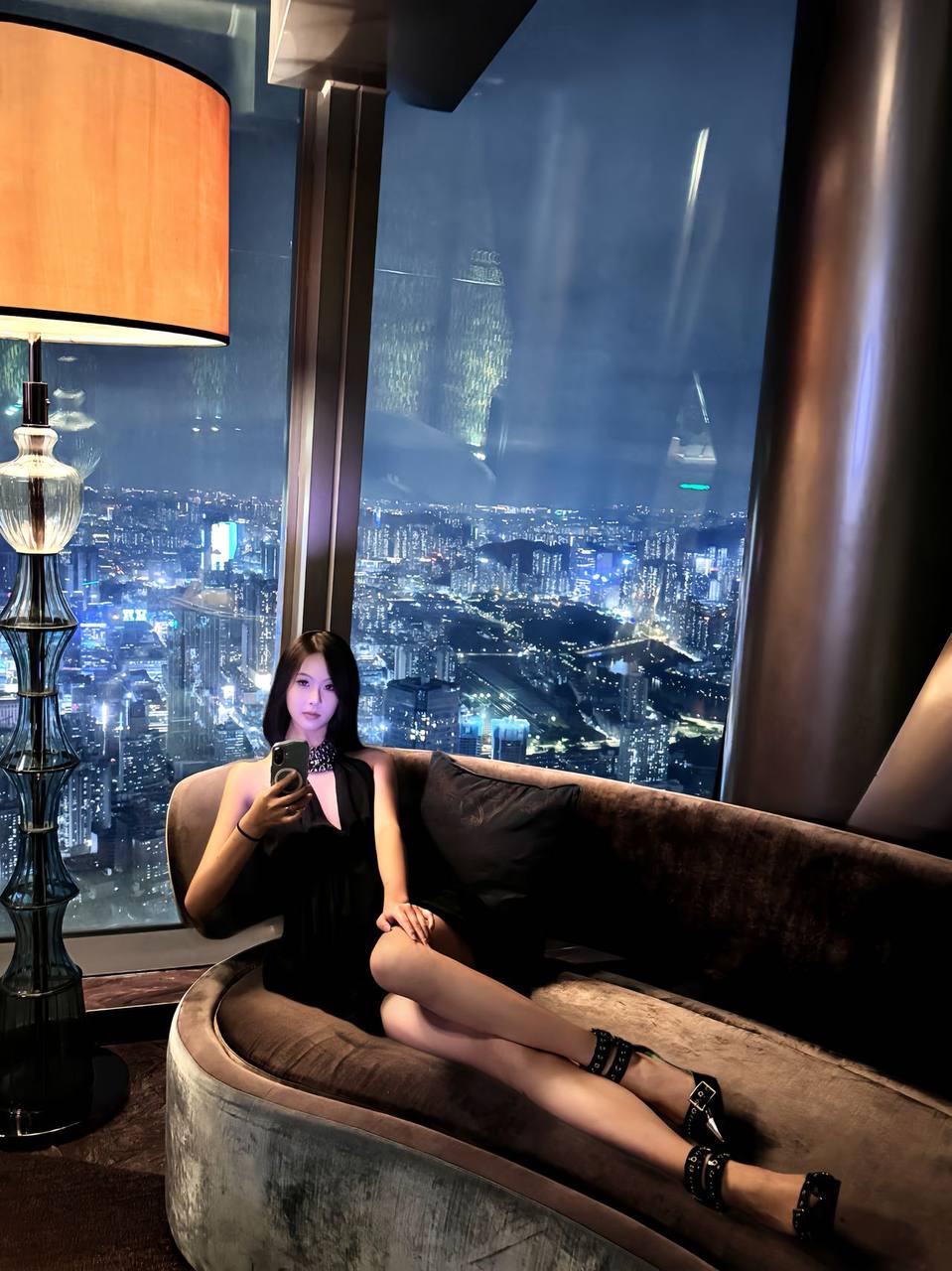 高冷短发女生亦清