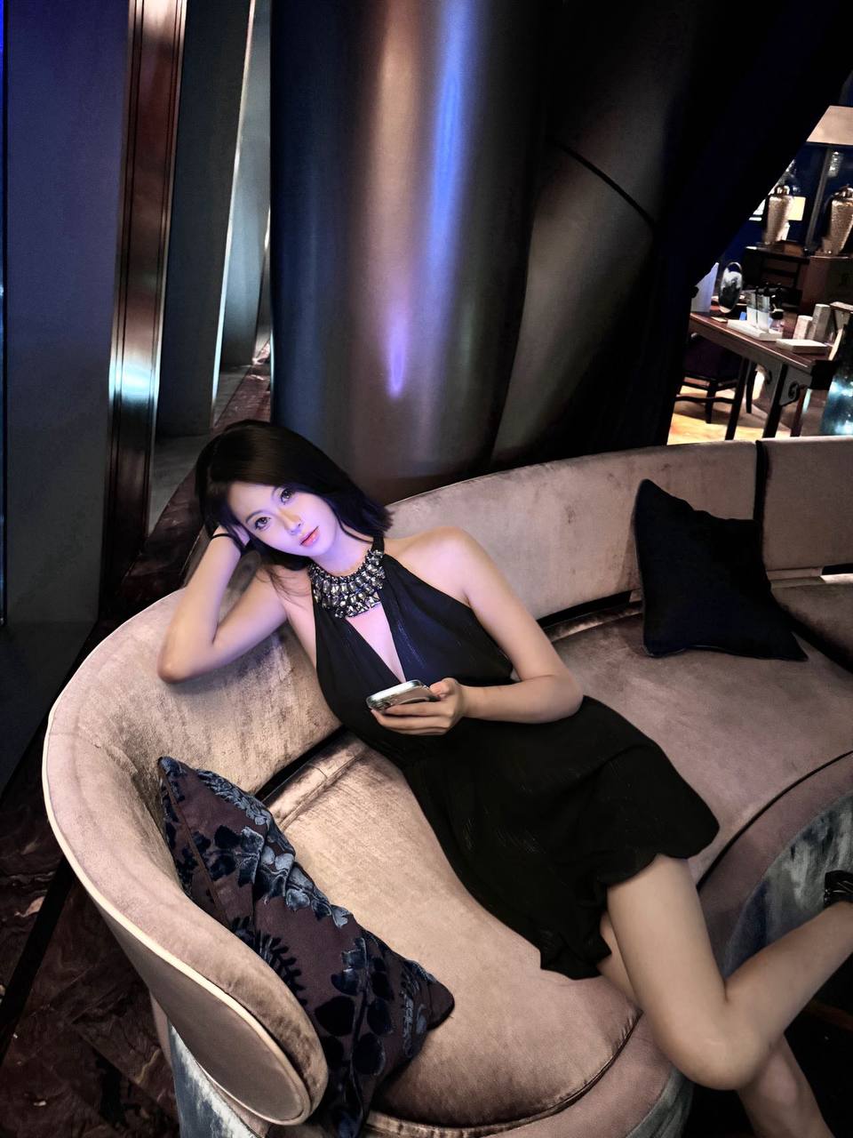 高冷短发女生亦清