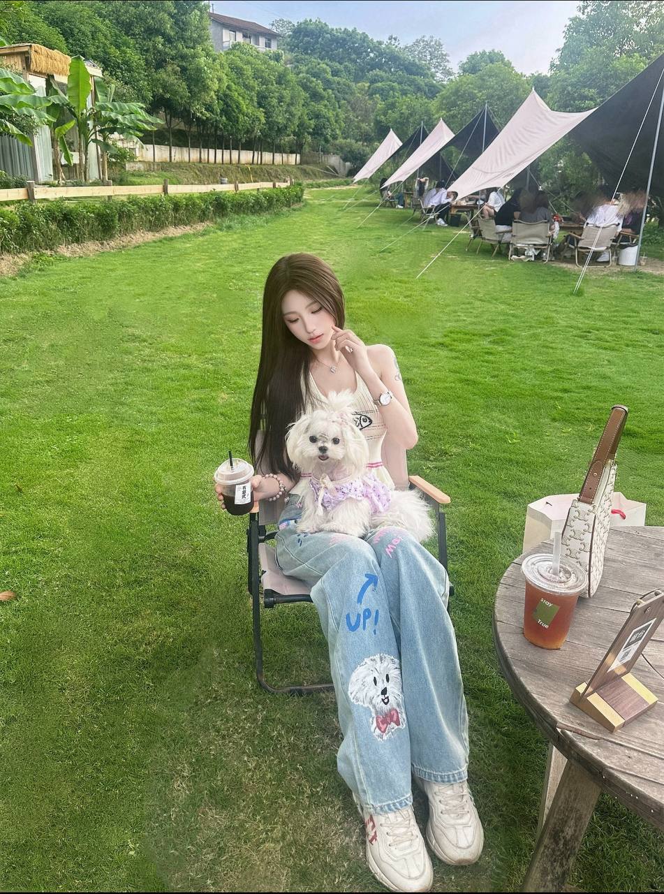 白净清秀女生夏琳