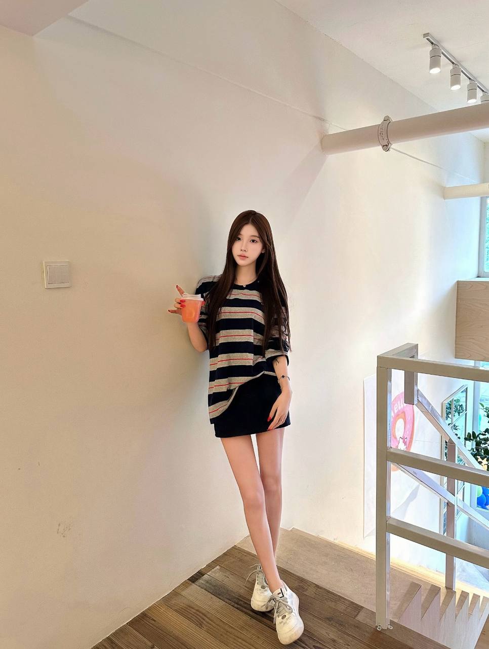 白净清秀女生夏琳