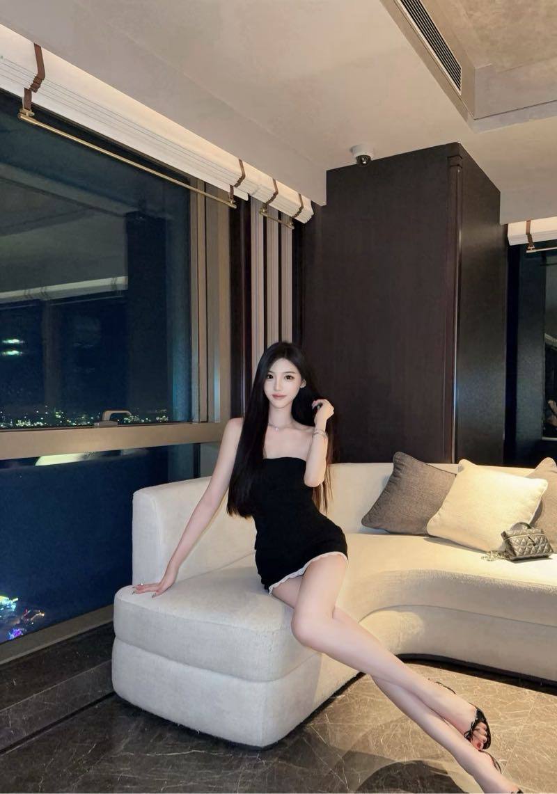 黑长发美女博主米恩