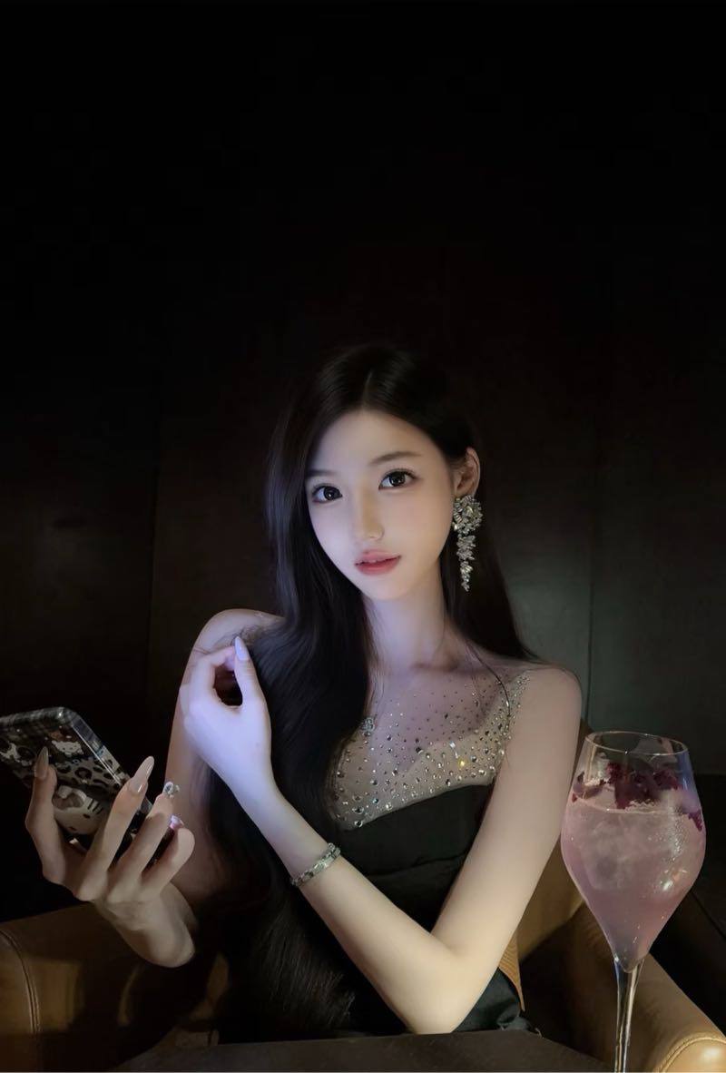 黑长发美女博主米恩