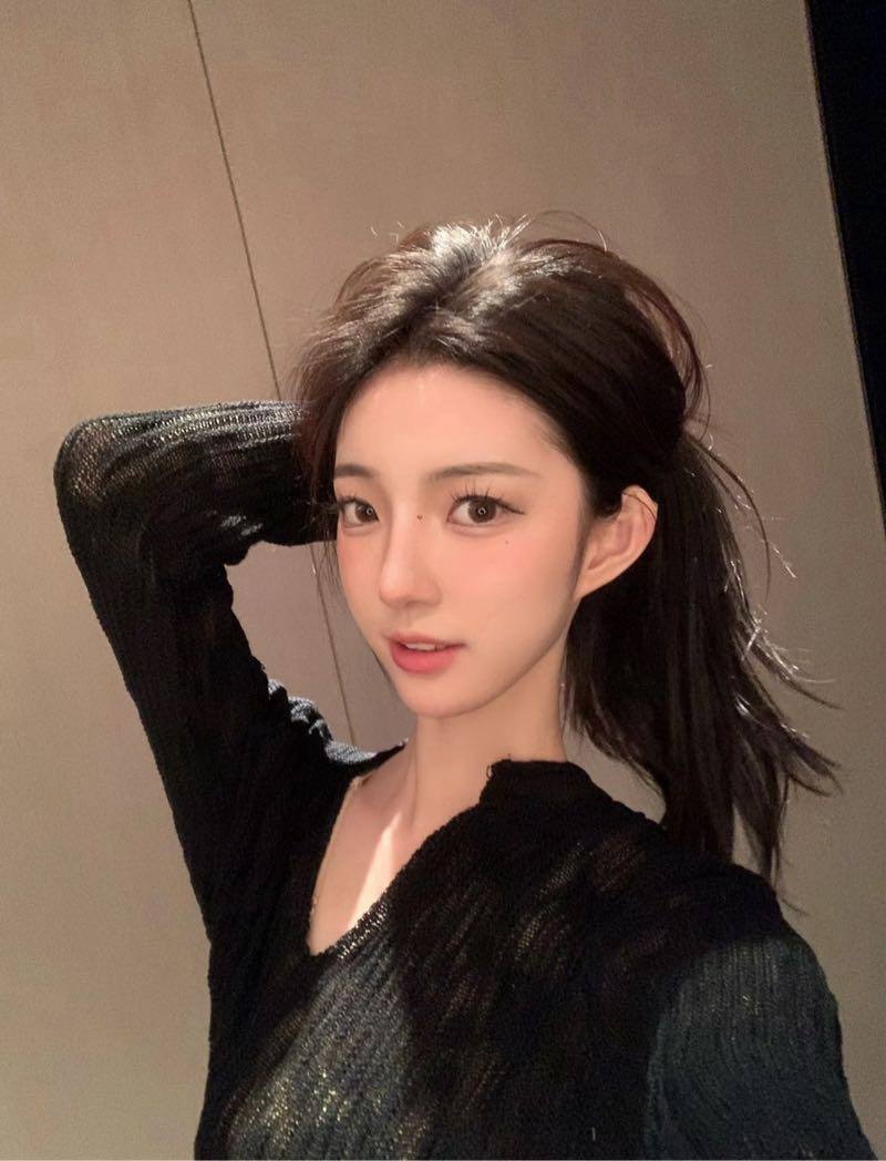 御姐型小脸美女Rosalie