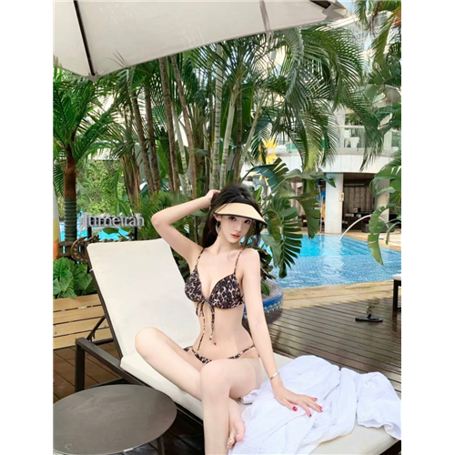 风格百变性感女神露婷